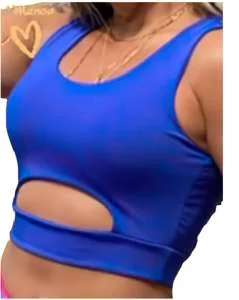 Crop top con recorte frontal